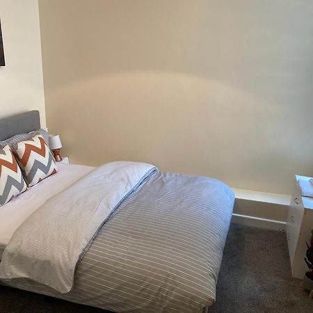 Excellent And Amazing Apartment With Private Parking Джилингам Екстериор снимка