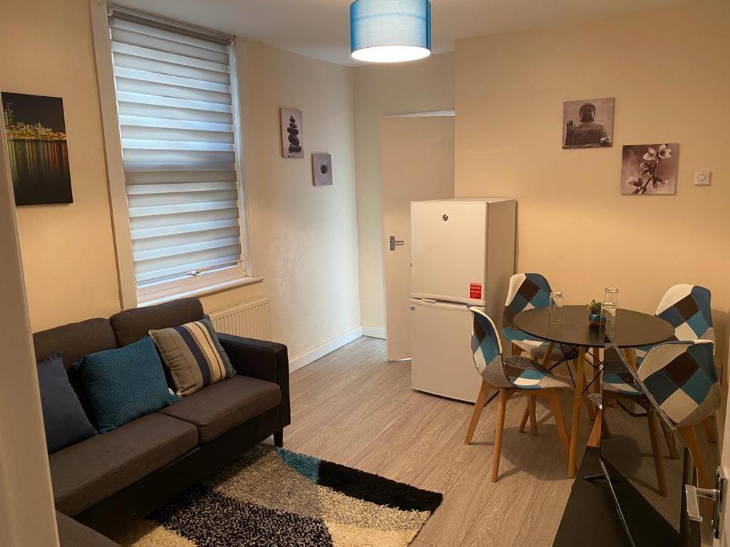 Excellent And Amazing Apartment With Private Parking Джилингам Екстериор снимка