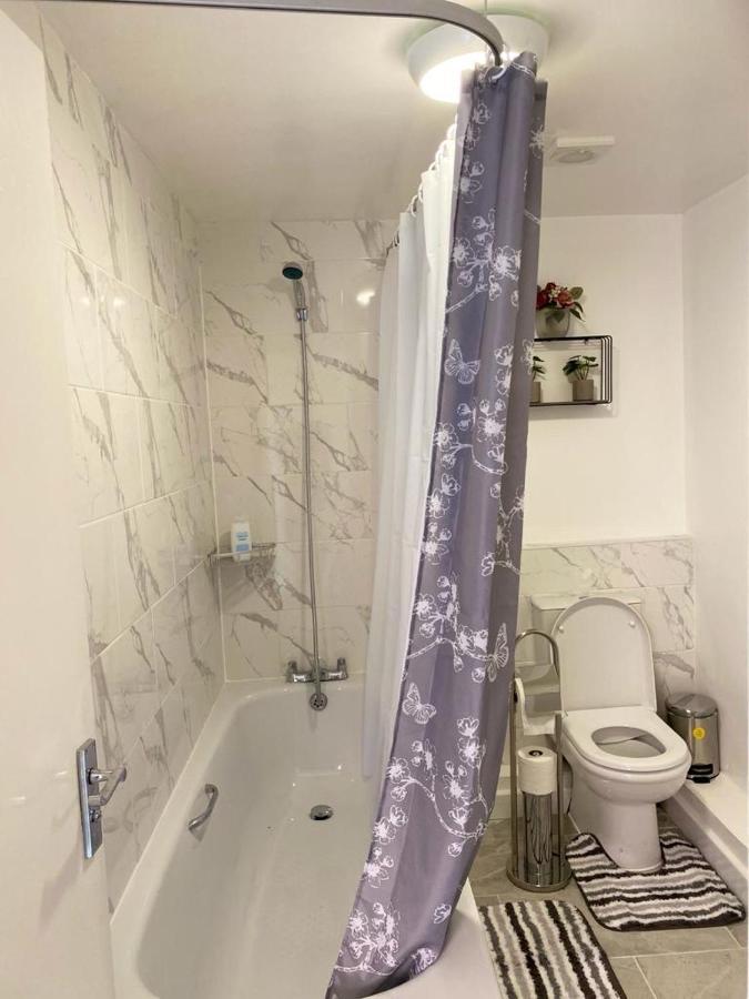 Excellent And Amazing Apartment With Private Parking Джилингам Екстериор снимка