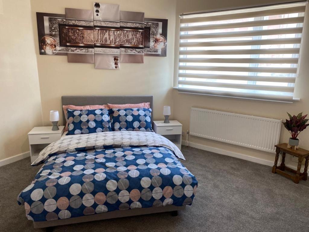 Excellent And Amazing Apartment With Private Parking Джилингам Екстериор снимка