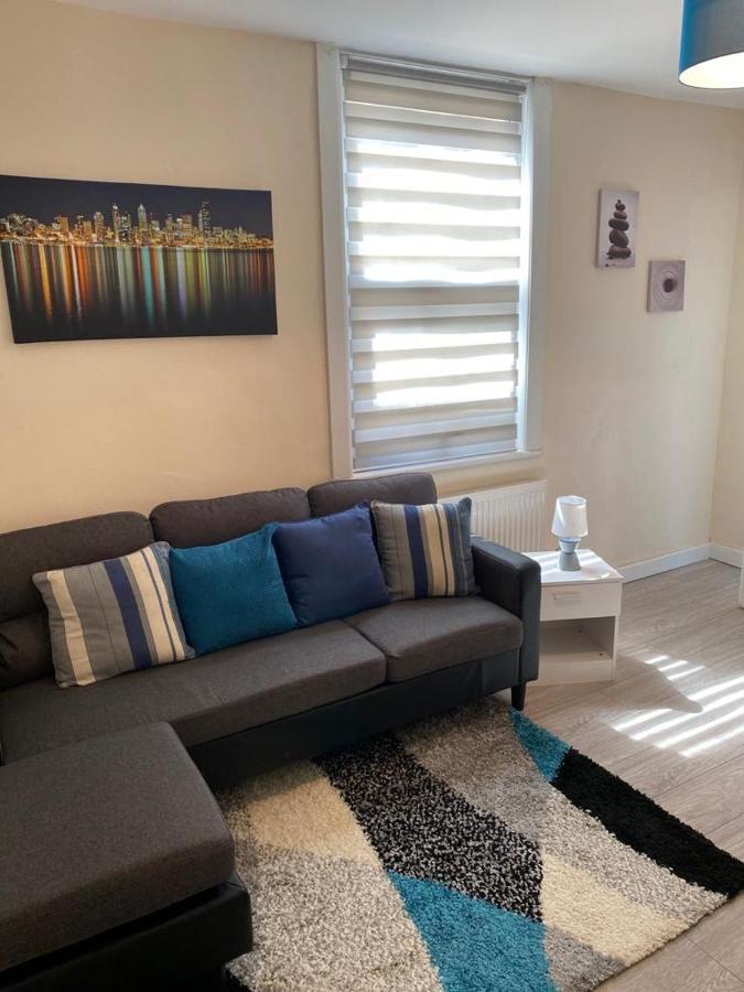 Excellent And Amazing Apartment With Private Parking Джилингам Екстериор снимка
