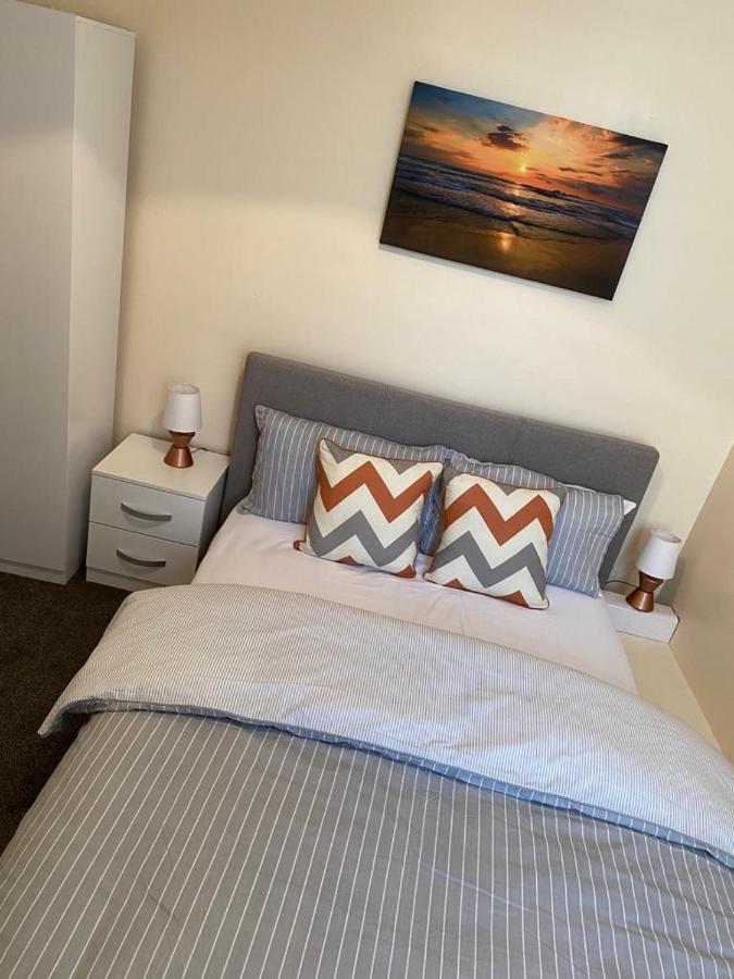 Excellent And Amazing Apartment With Private Parking Джилингам Екстериор снимка
