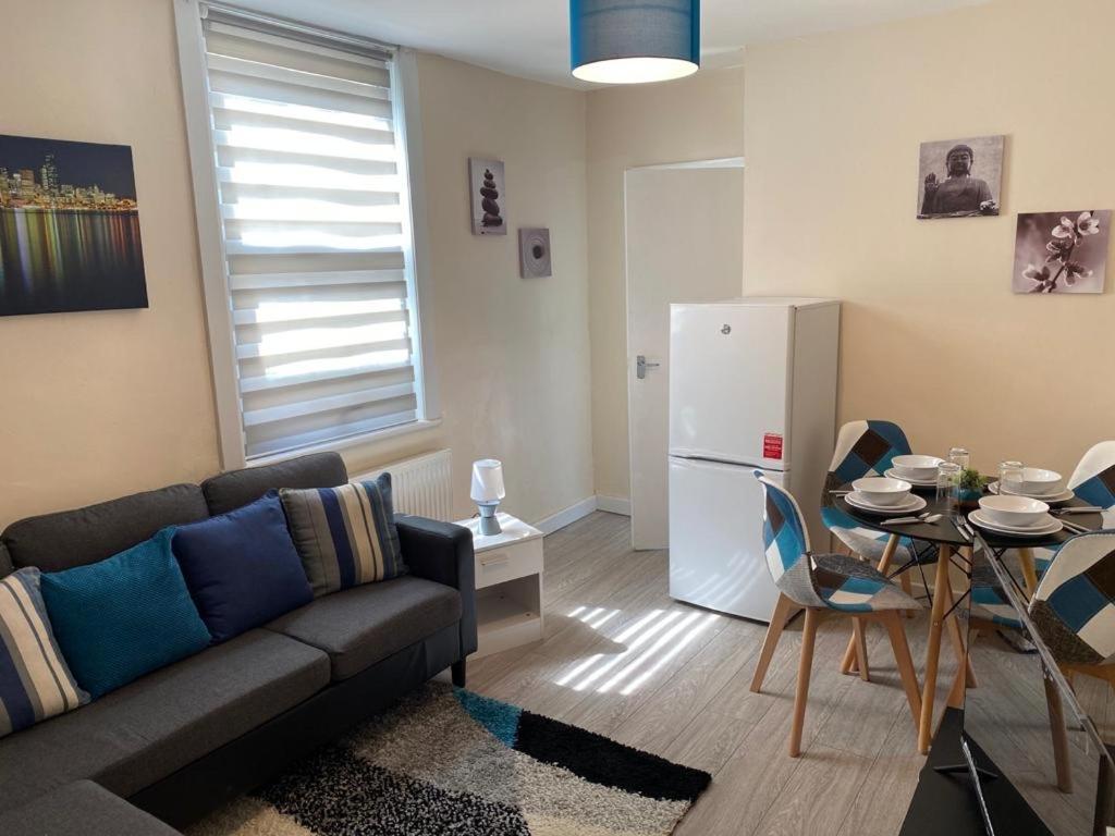 Excellent And Amazing Apartment With Private Parking Джилингам Екстериор снимка
