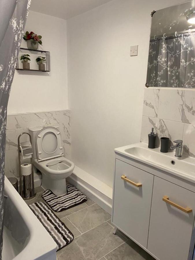 Excellent And Amazing Apartment With Private Parking Джилингам Екстериор снимка